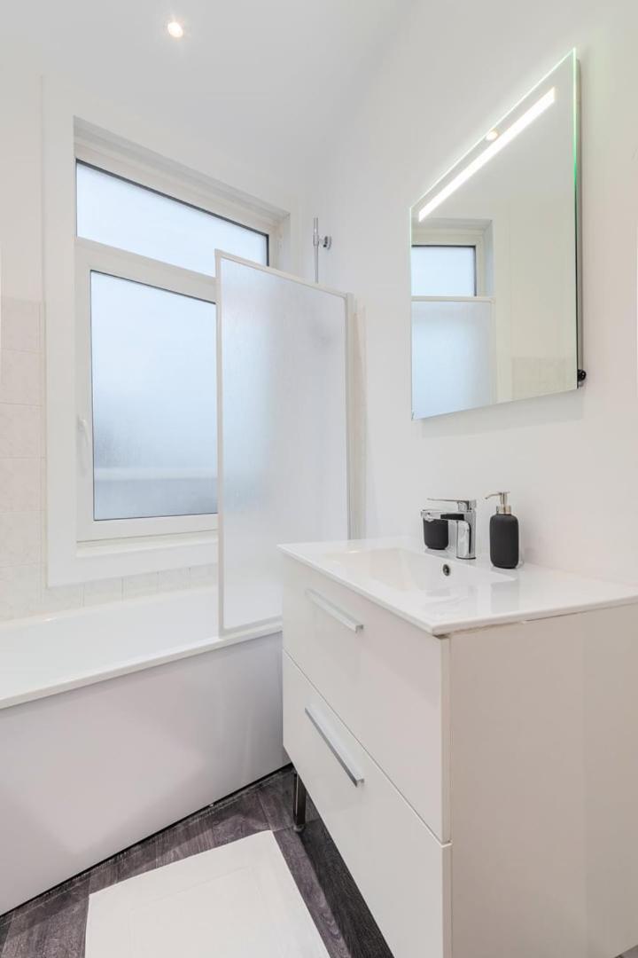 Apartment For 4 In Front Of Lille Flandres Station Exterior photo