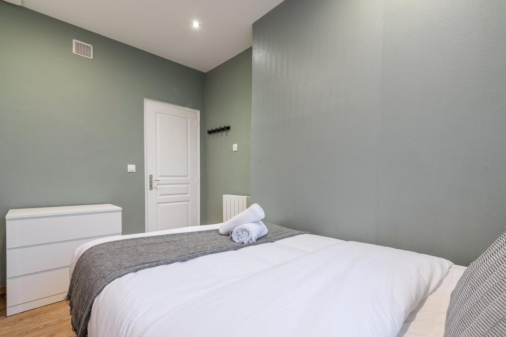 Apartment For 4 In Front Of Lille Flandres Station Exterior photo